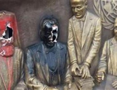 Κωνσταντινούπολη: Άγνωστοι βανδάλισαν τη μορφή του Αρχιεπισκόπου Μακάριου